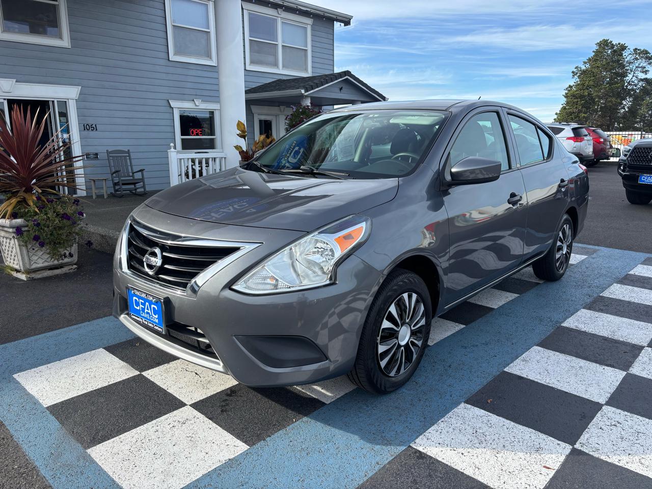 Nissan Versa photo 2