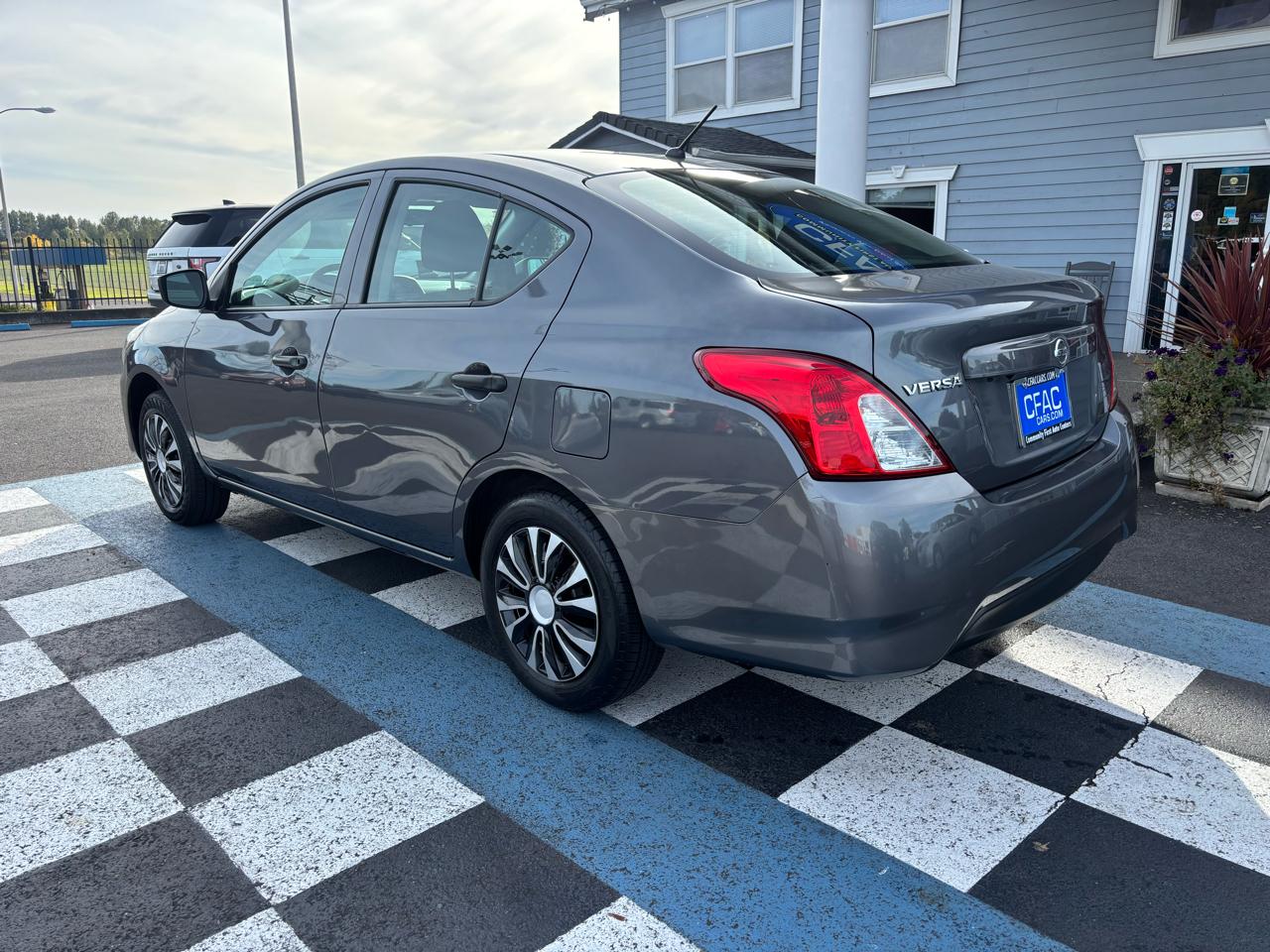 Nissan Versa photo 3