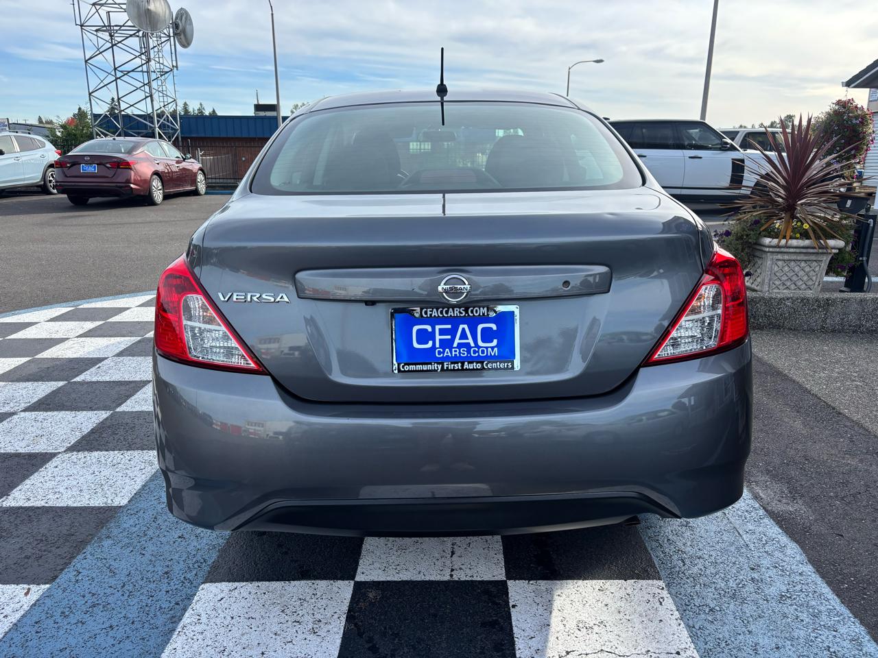 Nissan Versa photo 4