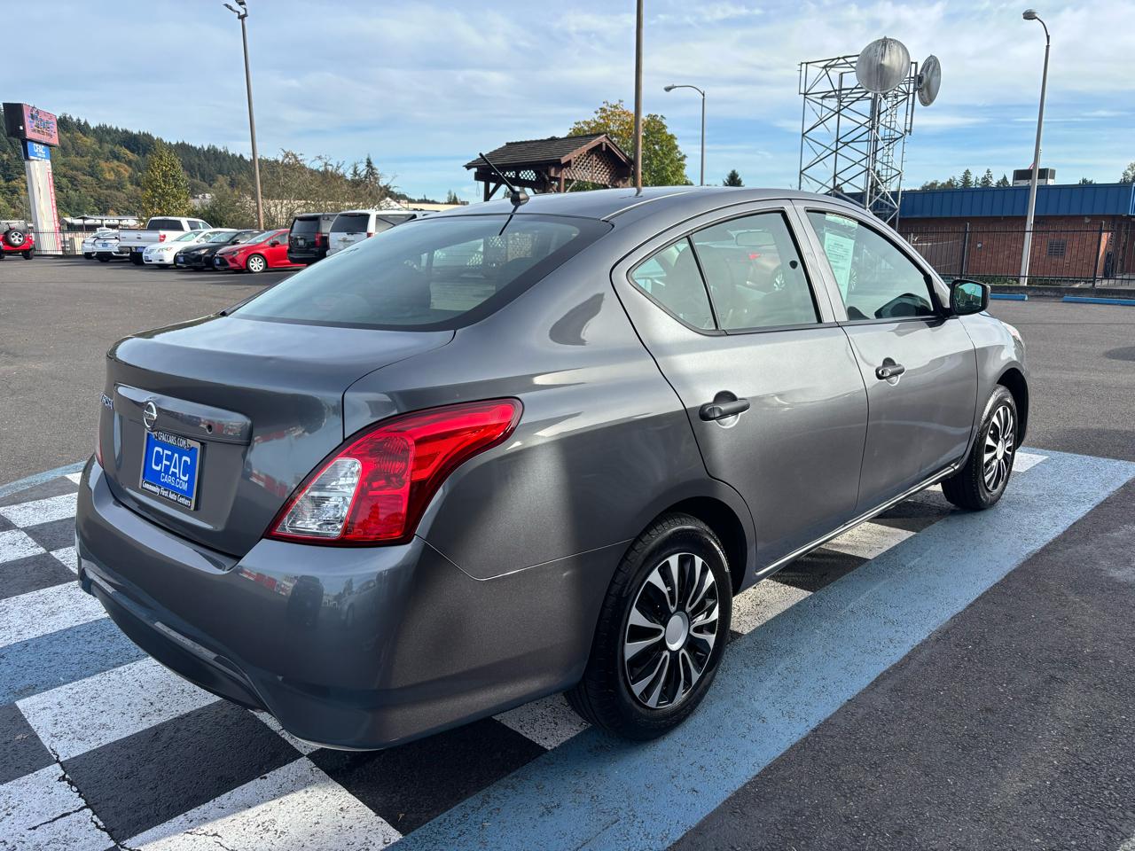 Nissan Versa photo 5