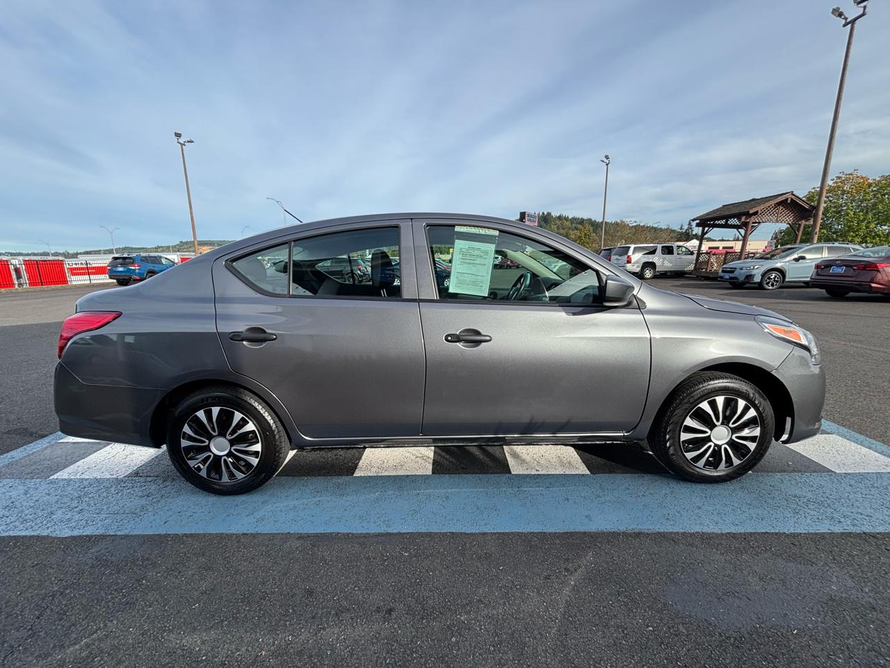 Nissan Versa photo 6
