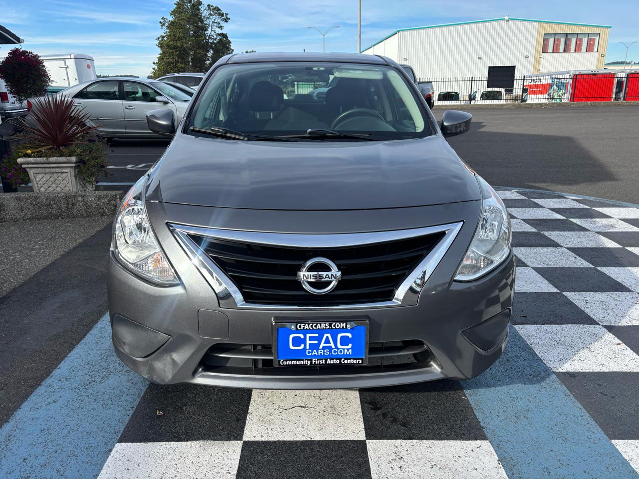 Nissan Versa photo 7