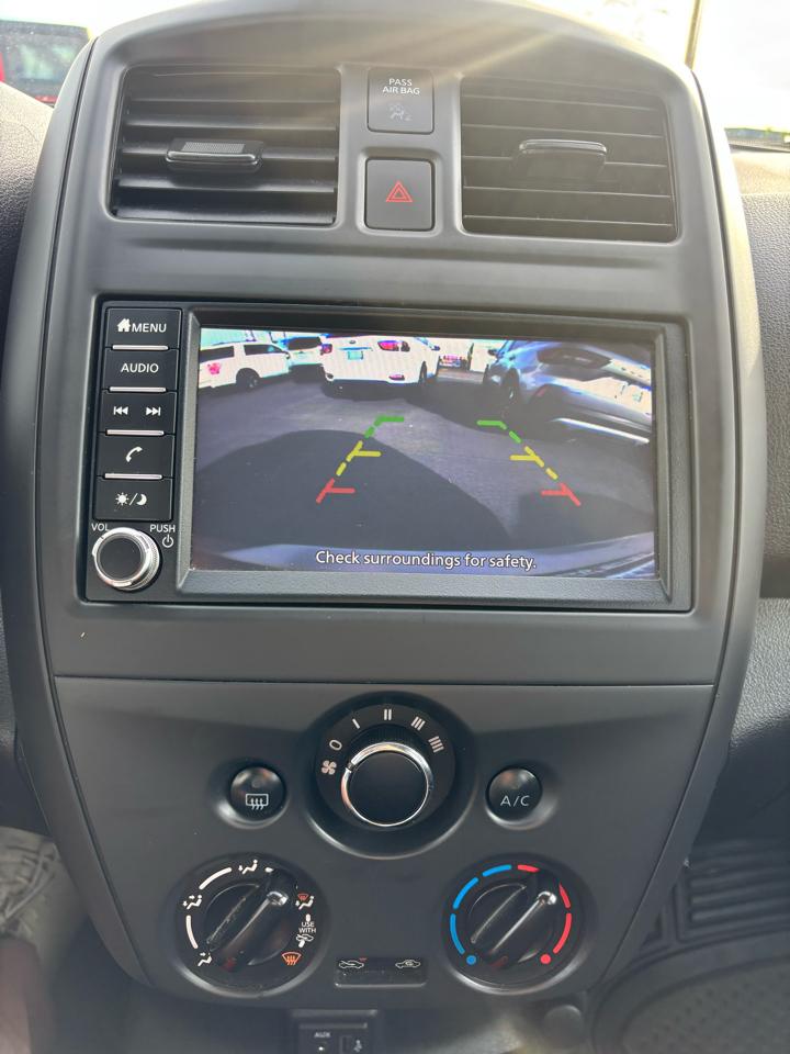 Nissan Versa photo 8