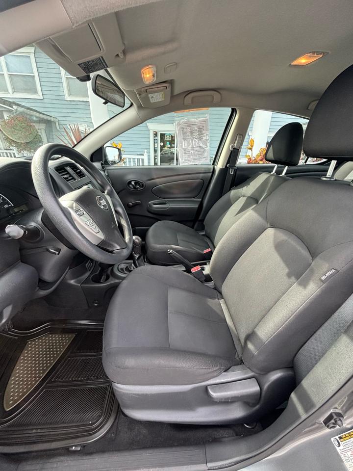 Nissan Versa photo 9