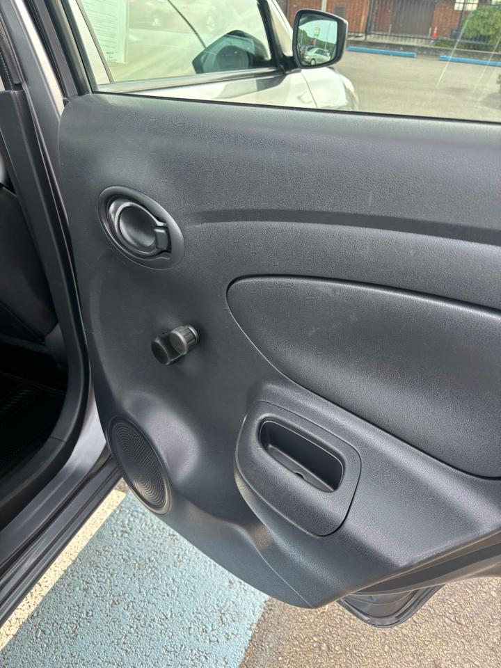 Nissan Versa photo 21