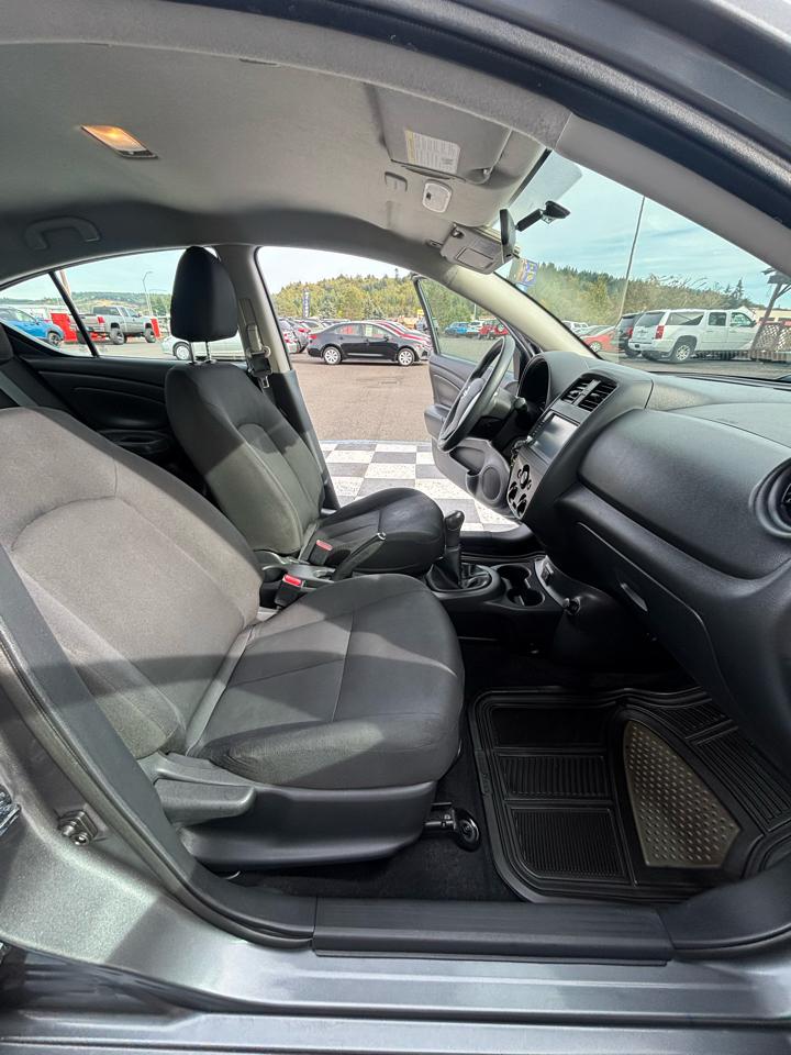 Nissan Versa photo 22