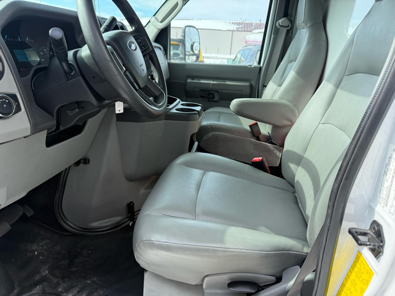 Ford E-Series Cutaway E-350 SRW 138" WB 2022