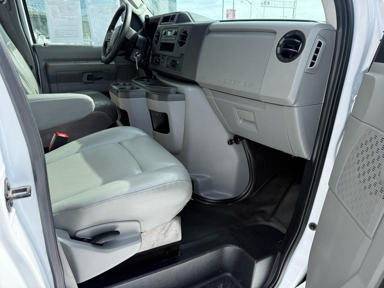 Ford E-Series Cutaway E-350 SRW 138" WB 2022