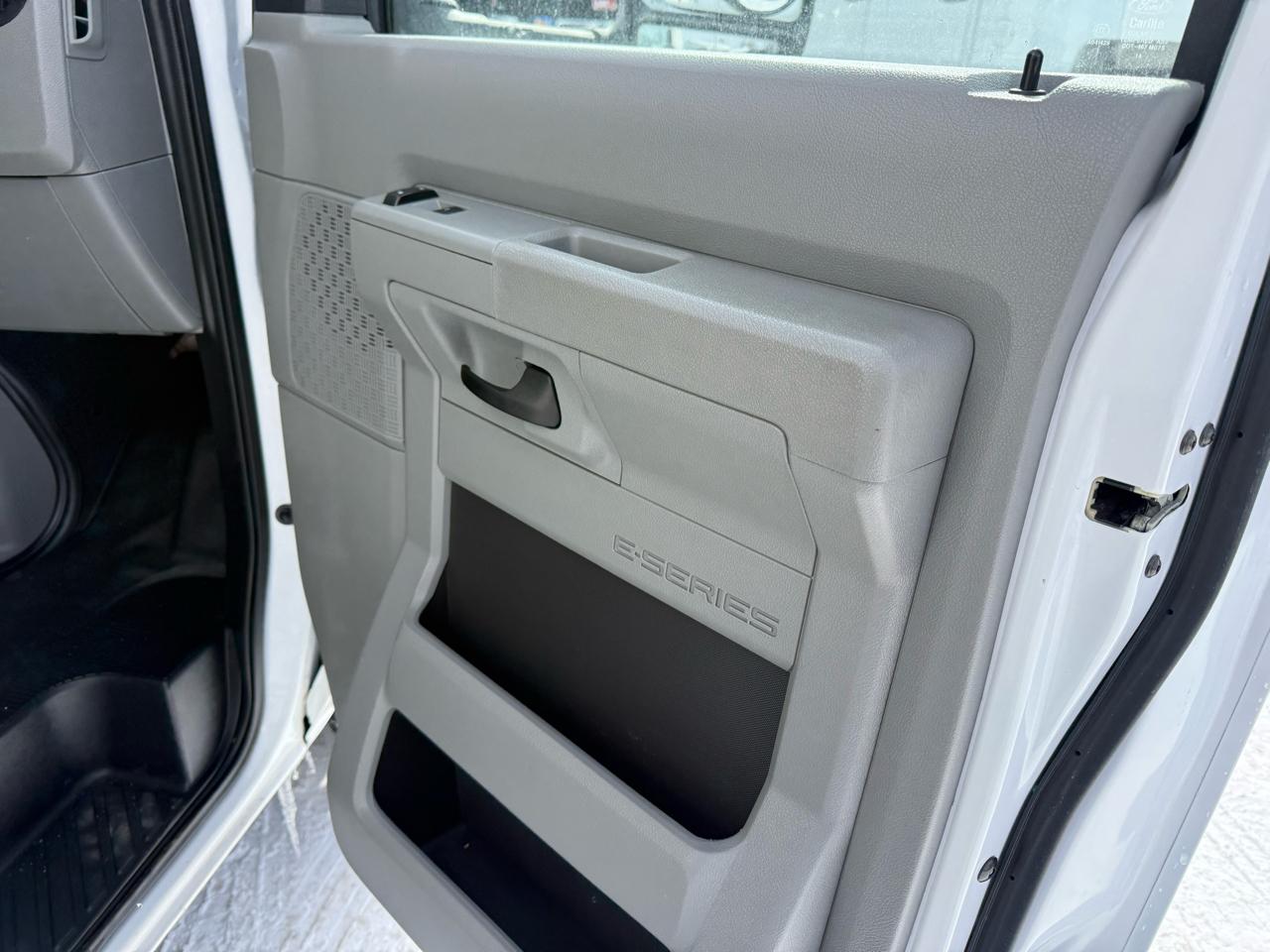 Ford E-Series Cutaway E-350 SRW 138" WB 2022