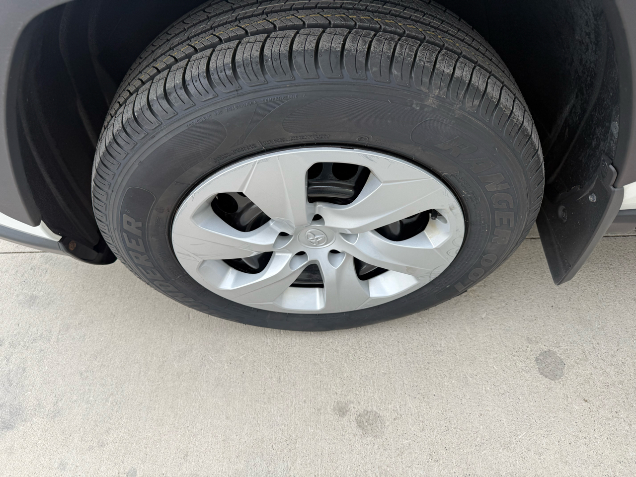 Toyota RAV4 LE AWD (Natl) 2019