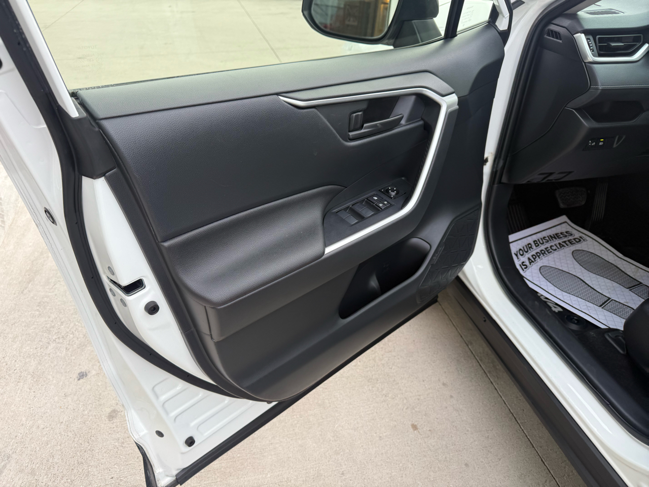 Toyota RAV4 LE AWD (Natl) 2019