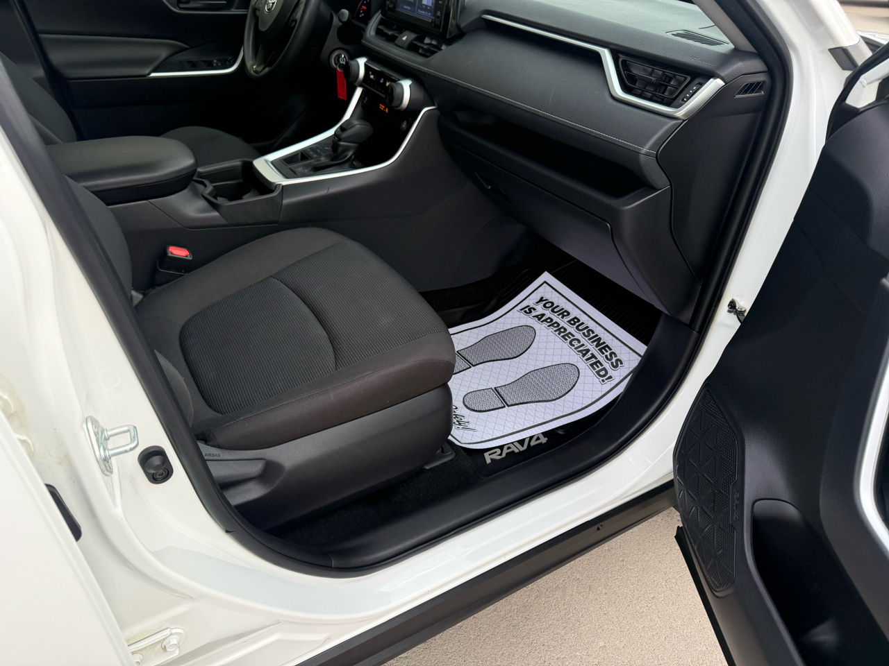 Toyota RAV4 LE AWD (Natl) 2019