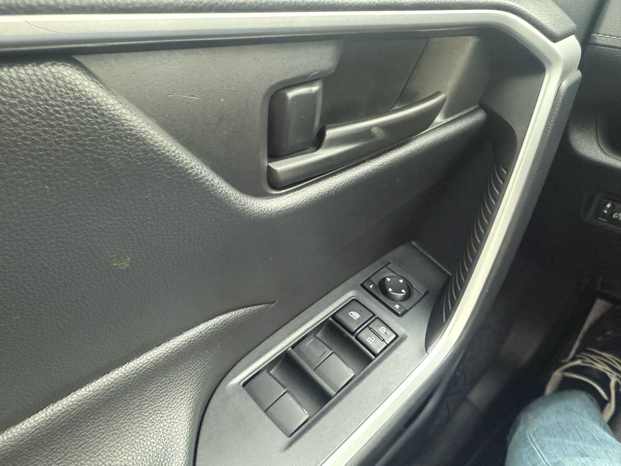 Toyota RAV4 LE AWD (Natl) 2019