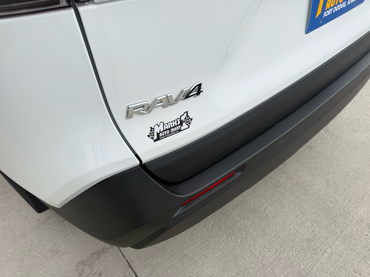 Toyota RAV4 LE AWD (Natl) 2019