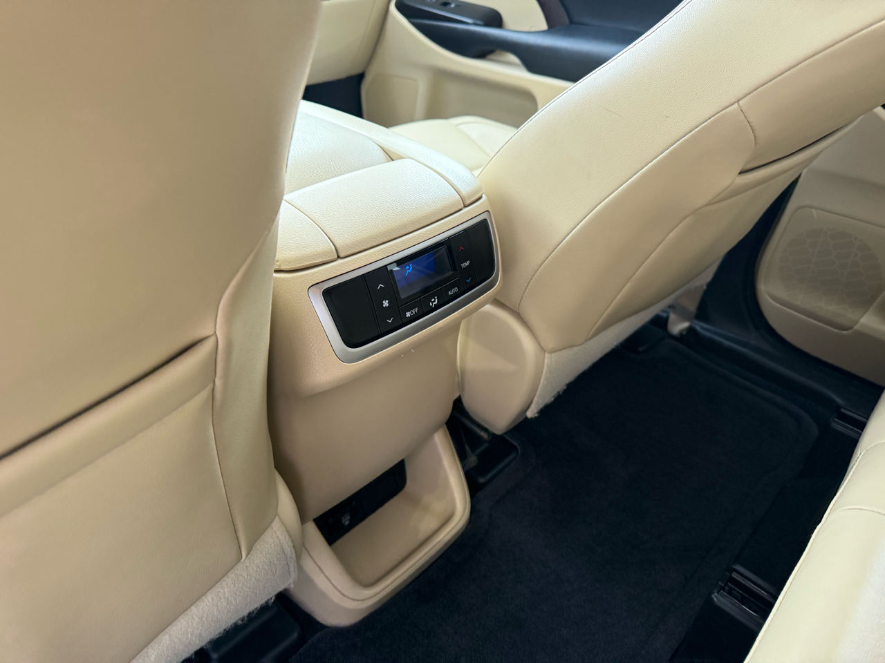 Toyota Highlander AWD 4dr V6 XLE (Natl) 2015