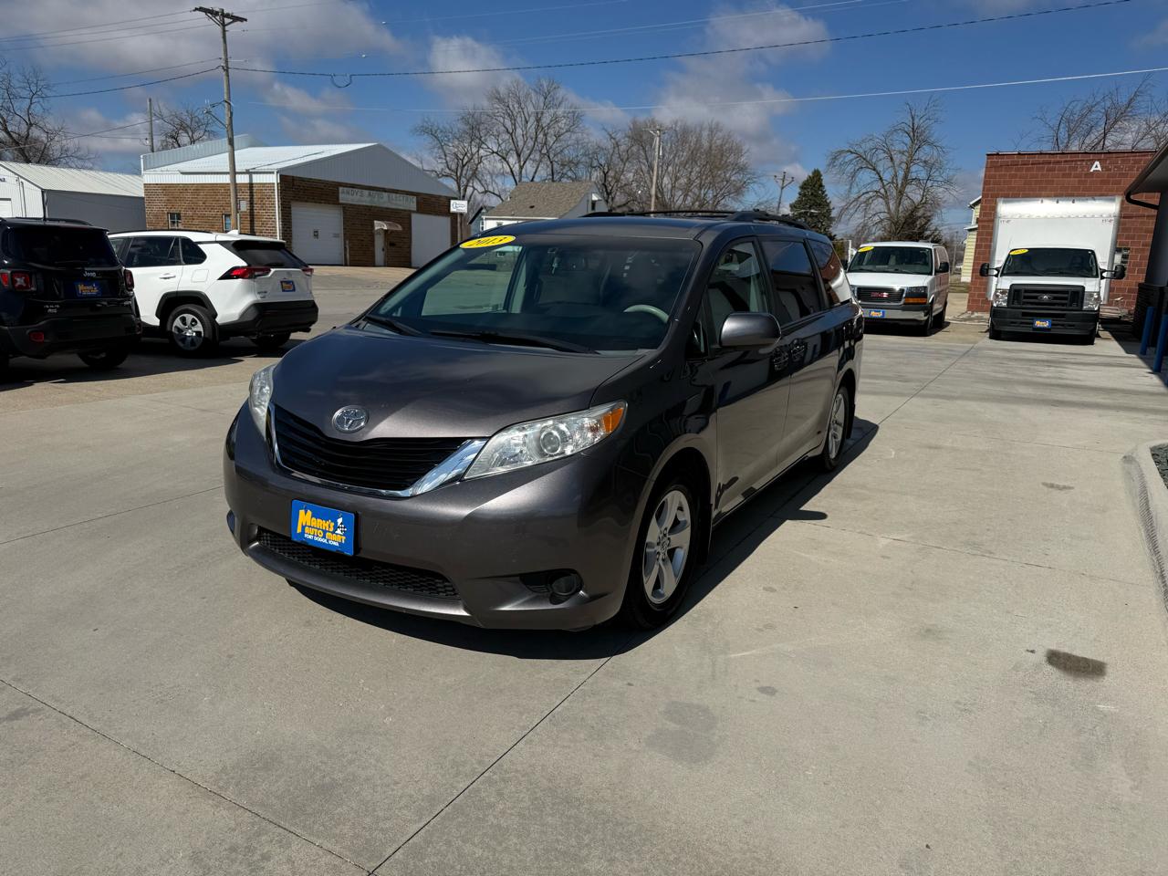 Toyota Sienna 5dr 7-Pass Van V6 LE AAS FWD (Natl) 2013