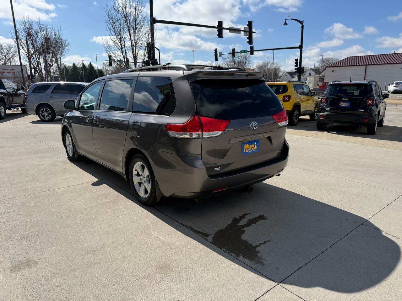 Toyota Sienna 5dr 7-Pass Van V6 LE AAS FWD (Natl) 2013