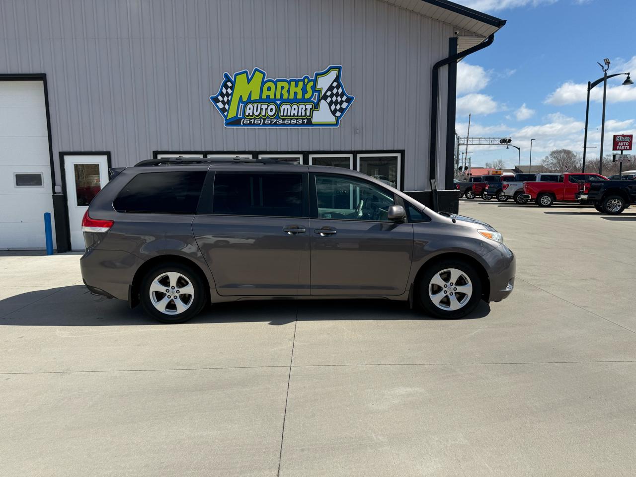 Toyota Sienna 5dr 7-Pass Van V6 LE AAS FWD (Natl) 2013