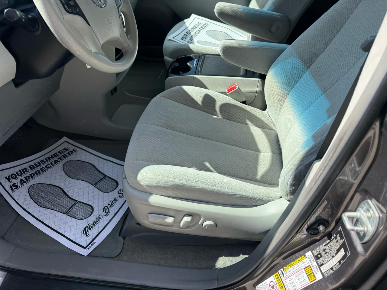 Toyota Sienna 5dr 7-Pass Van V6 LE AAS FWD (Natl) 2013