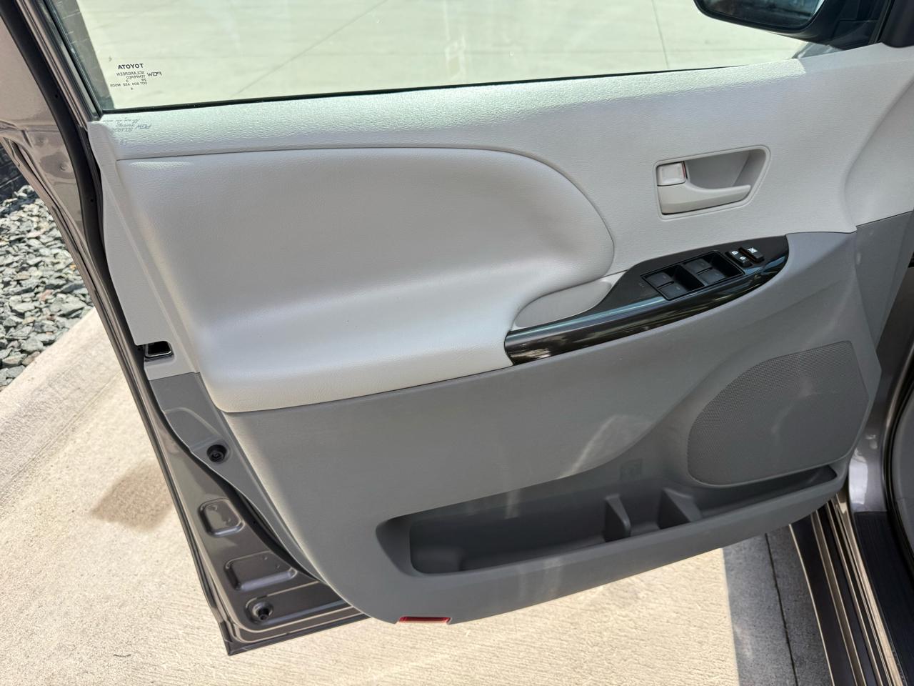 Toyota Sienna 5dr 7-Pass Van V6 LE AAS FWD (Natl) 2013