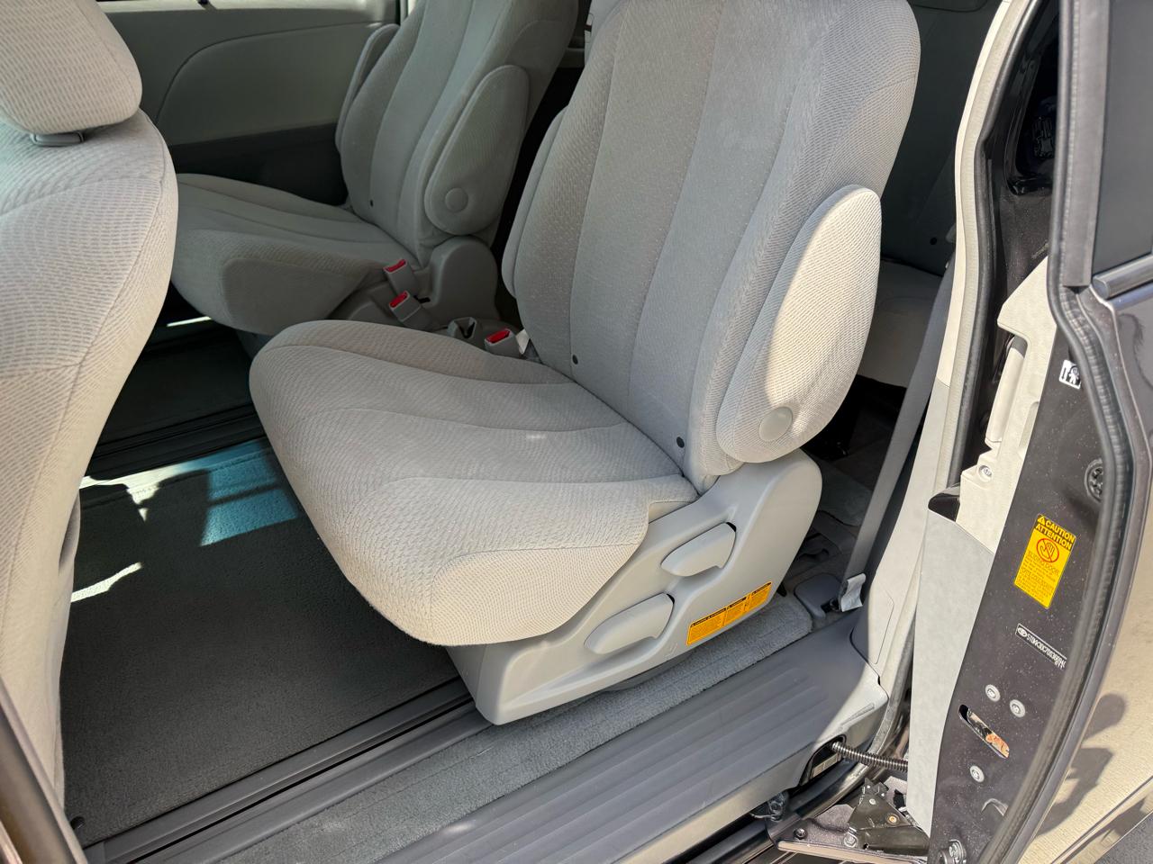 Toyota Sienna 5dr 7-Pass Van V6 LE AAS FWD (Natl) 2013