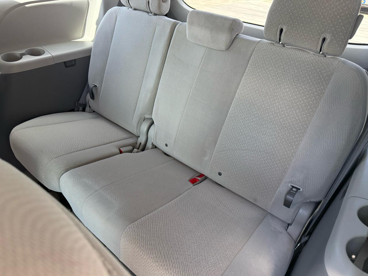 Toyota Sienna 5dr 7-Pass Van V6 LE AAS FWD (Natl) 2013