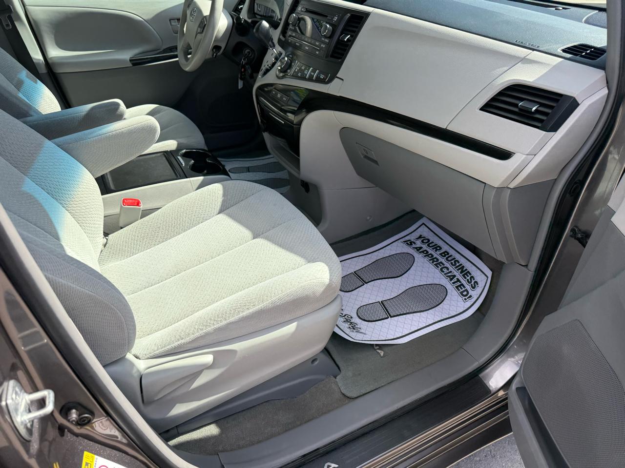 Toyota Sienna 5dr 7-Pass Van V6 LE AAS FWD (Natl) 2013