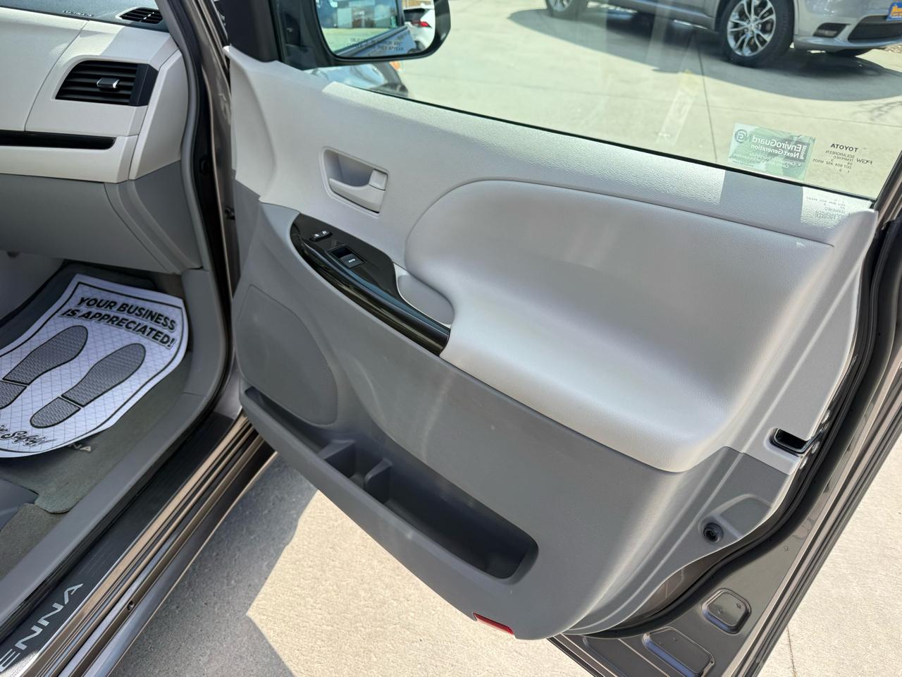 Toyota Sienna 5dr 7-Pass Van V6 LE AAS FWD (Natl) 2013