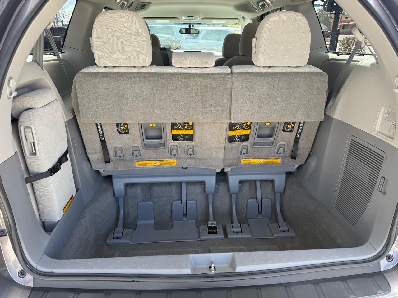 Toyota Sienna 5dr 7-Pass Van V6 LE AAS FWD (Natl) 2013