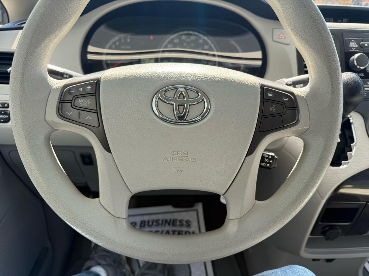 Toyota Sienna 5dr 7-Pass Van V6 LE AAS FWD (Natl) 2013