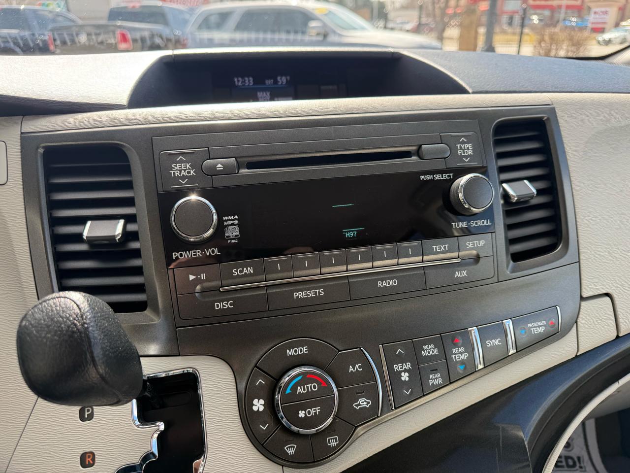 Toyota Sienna 5dr 7-Pass Van V6 LE AAS FWD (Natl) 2013