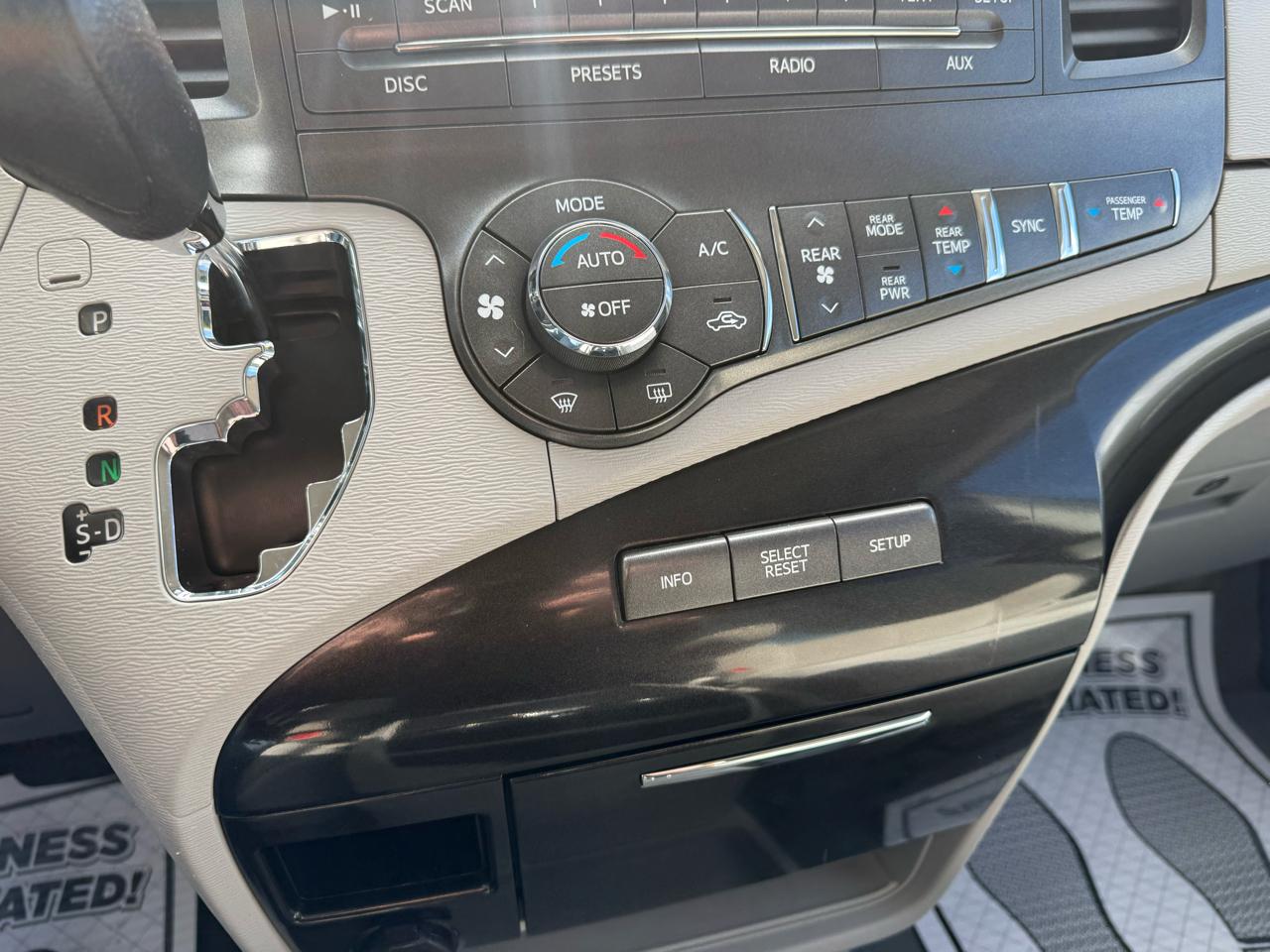 Toyota Sienna 5dr 7-Pass Van V6 LE AAS FWD (Natl) 2013