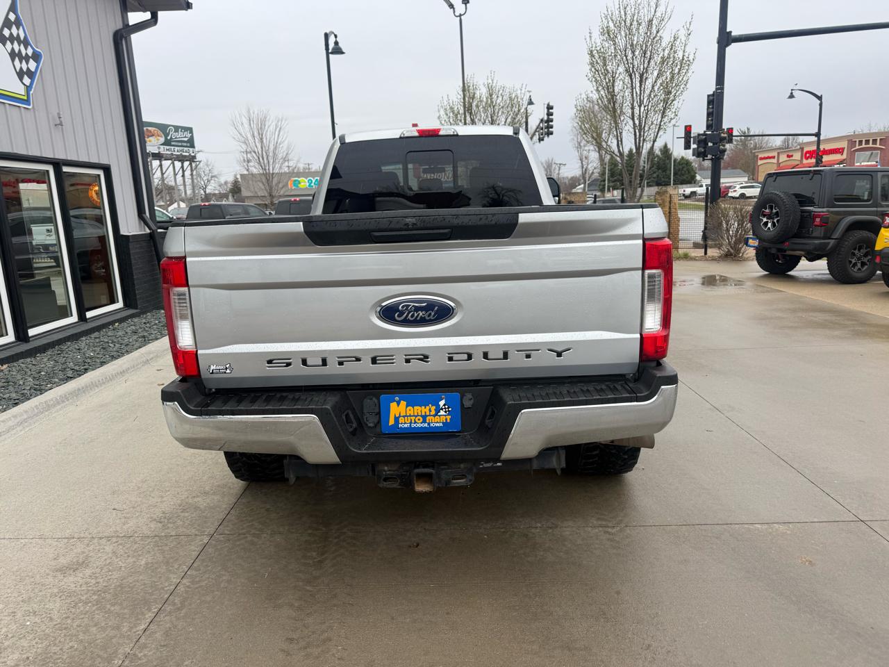 Ford Super Duty F-250 SRW Lariat 4WD Crew Cab 8' Box 2017