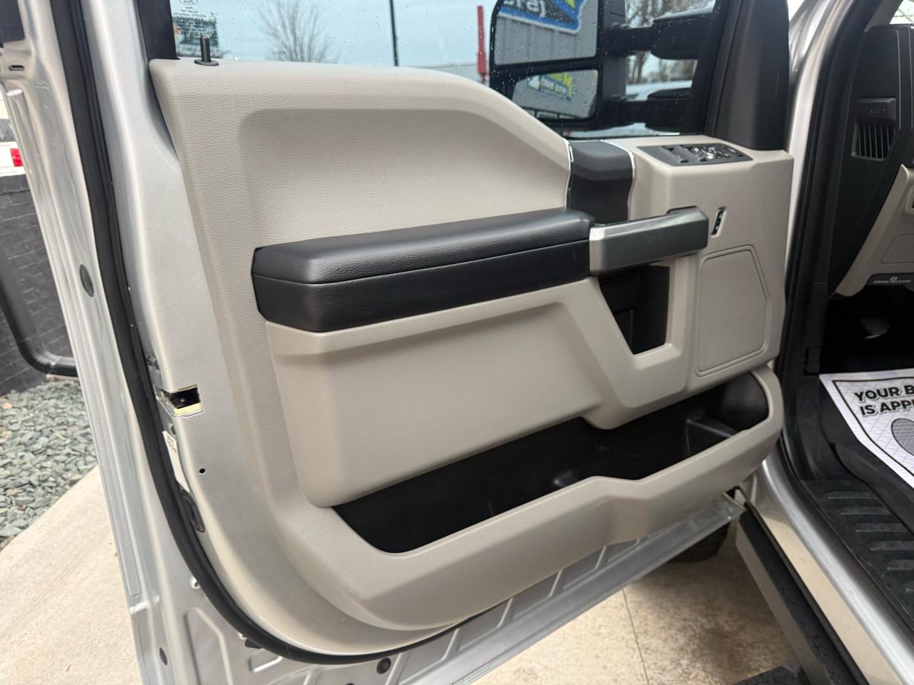 Ford Super Duty F-250 SRW Lariat 4WD Crew Cab 8' Box 2017