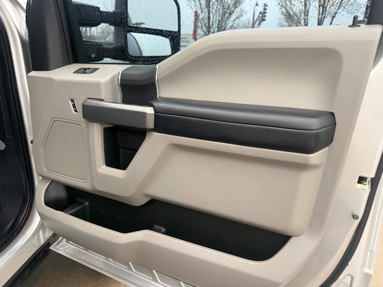 Ford Super Duty F-250 SRW Lariat 4WD Crew Cab 8' Box 2017