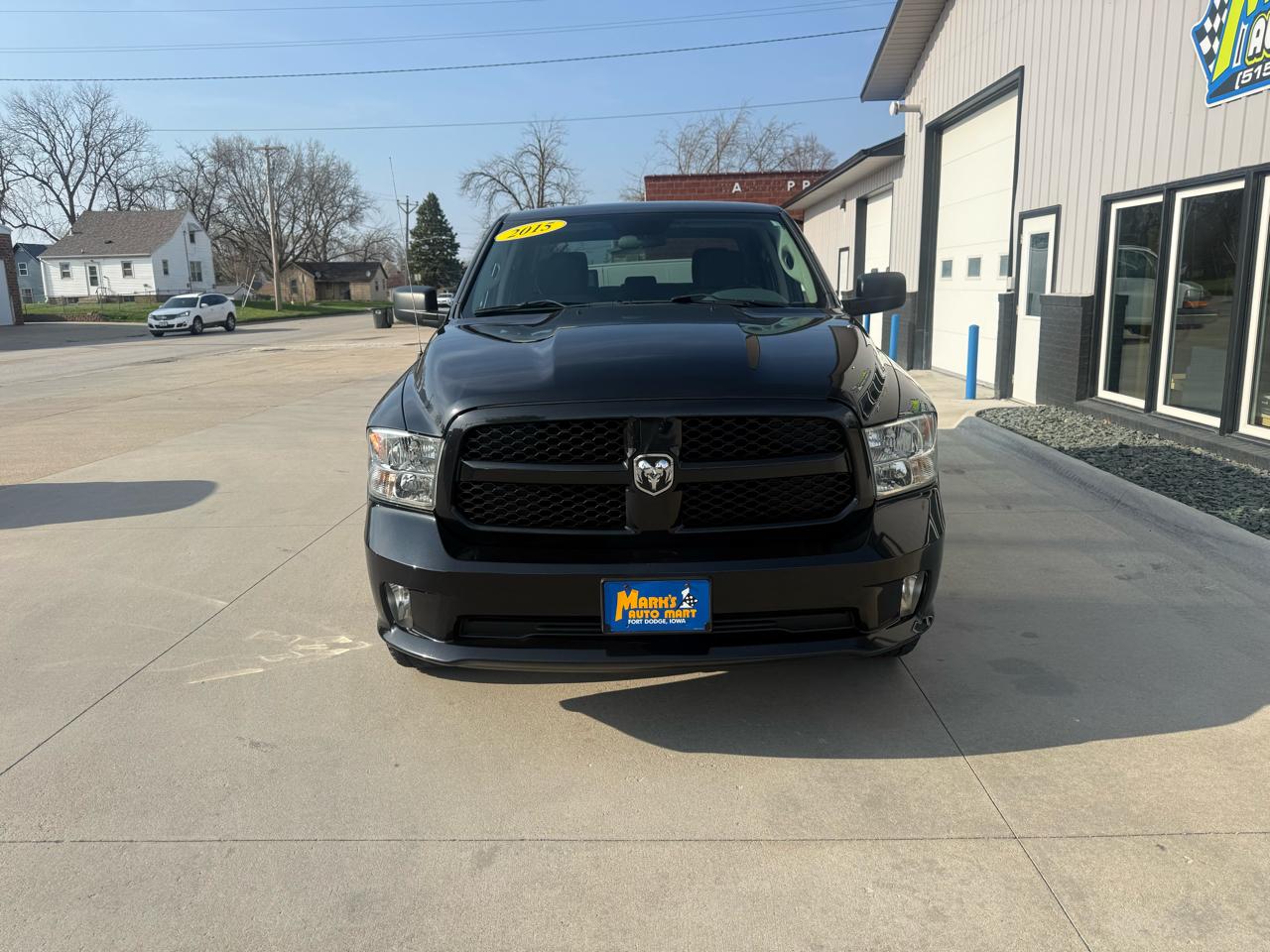 RAM 1500 4WD Crew Cab 140.5" Express 2015