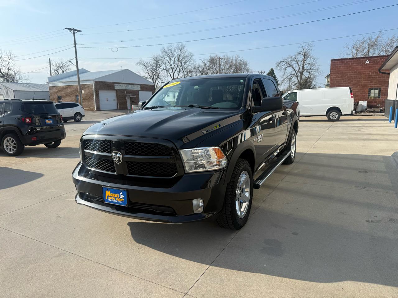 RAM 1500 4WD Crew Cab 140.5" Express 2015