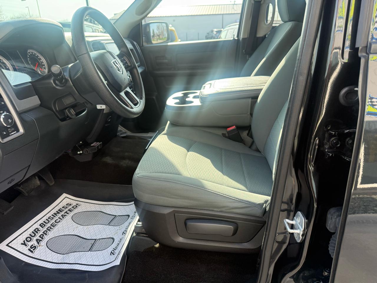 RAM 1500 4WD Crew Cab 140.5" Express 2015