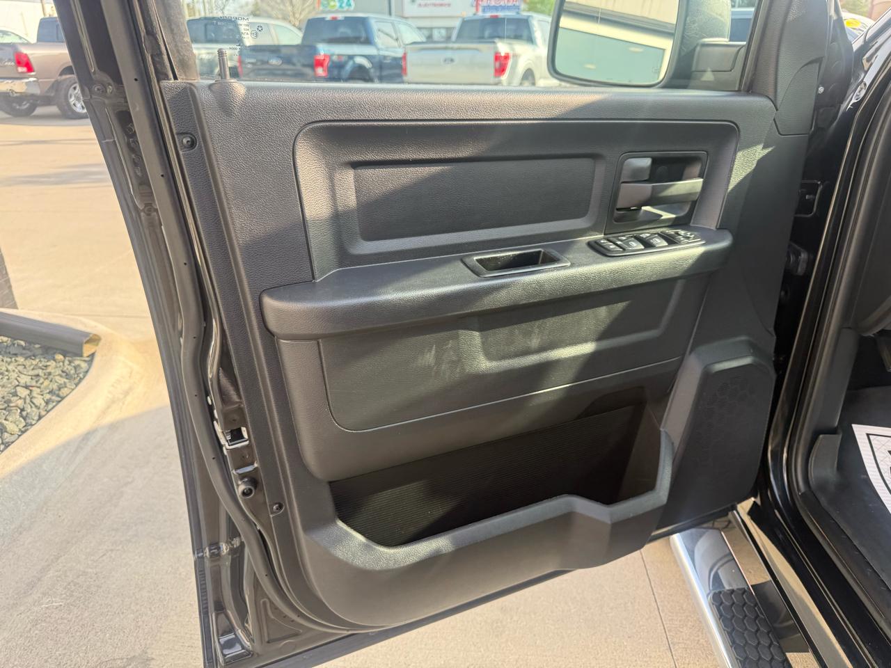 RAM 1500 4WD Crew Cab 140.5" Express 2015