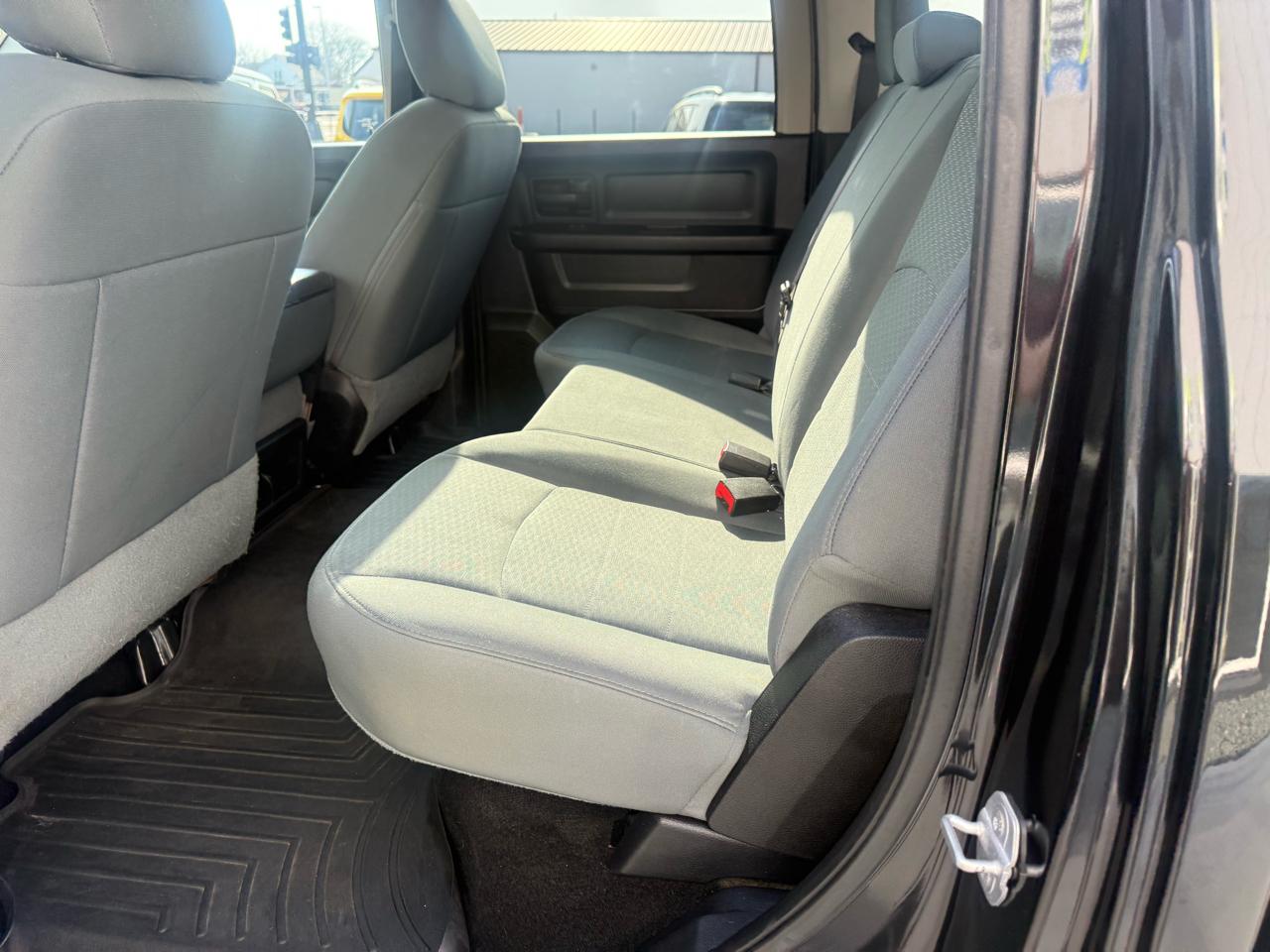 RAM 1500 4WD Crew Cab 140.5" Express 2015