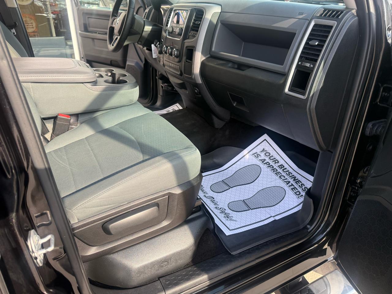 RAM 1500 4WD Crew Cab 140.5" Express 2015