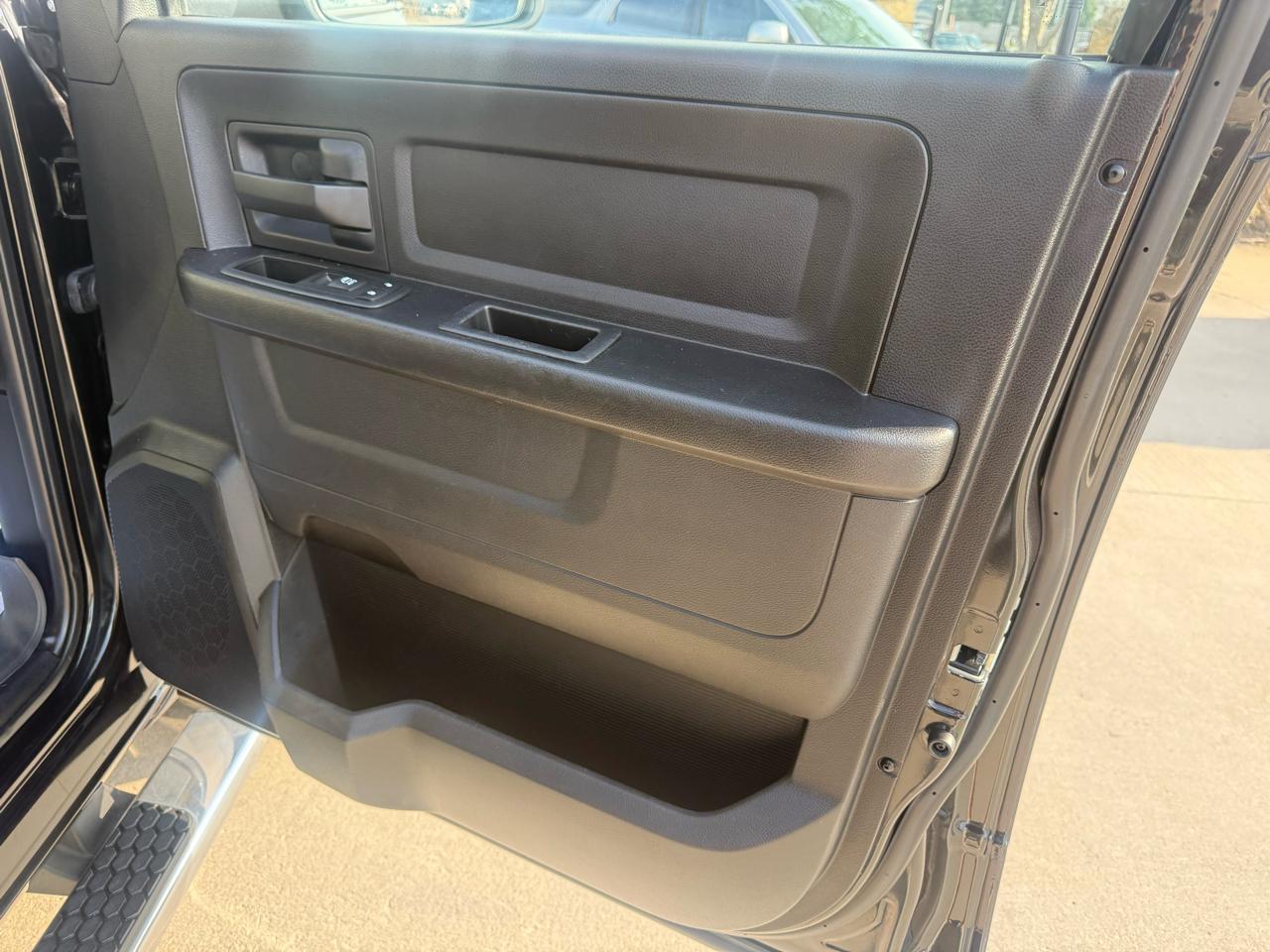 RAM 1500 4WD Crew Cab 140.5" Express 2015