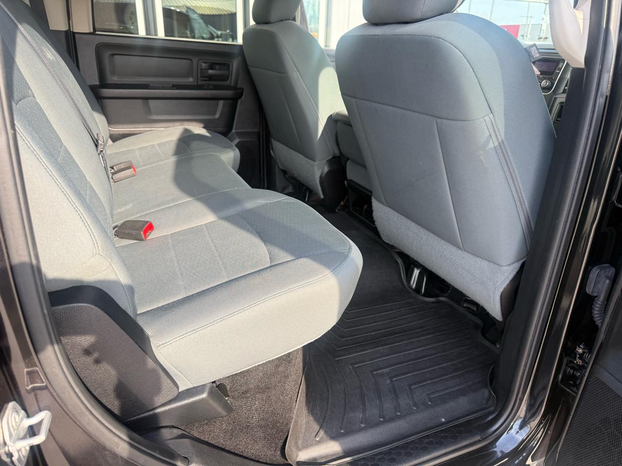 RAM 1500 4WD Crew Cab 140.5" Express 2015