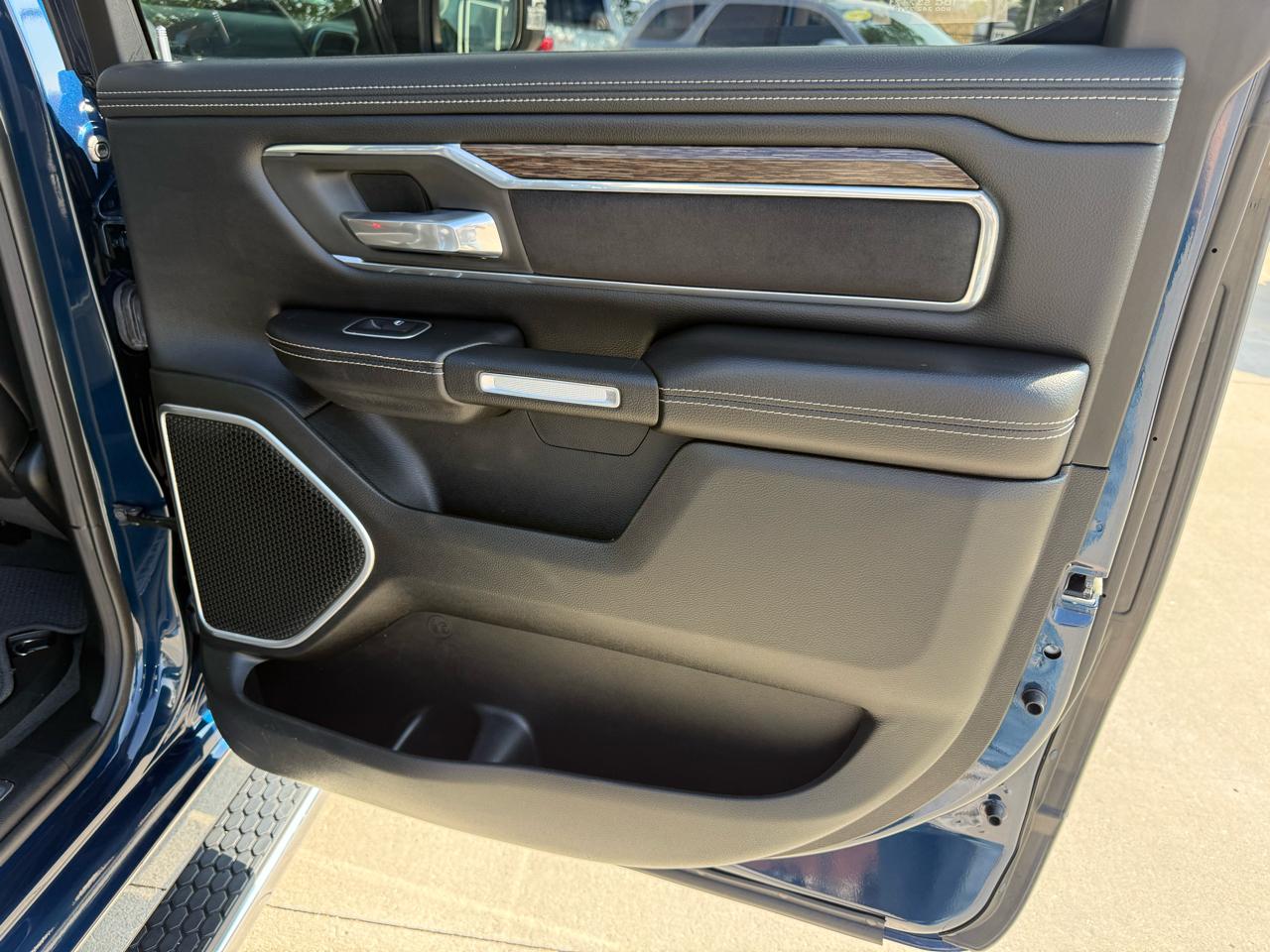 RAM 1500 Laramie 4x4 Crew Cab 5'7" Box 2020