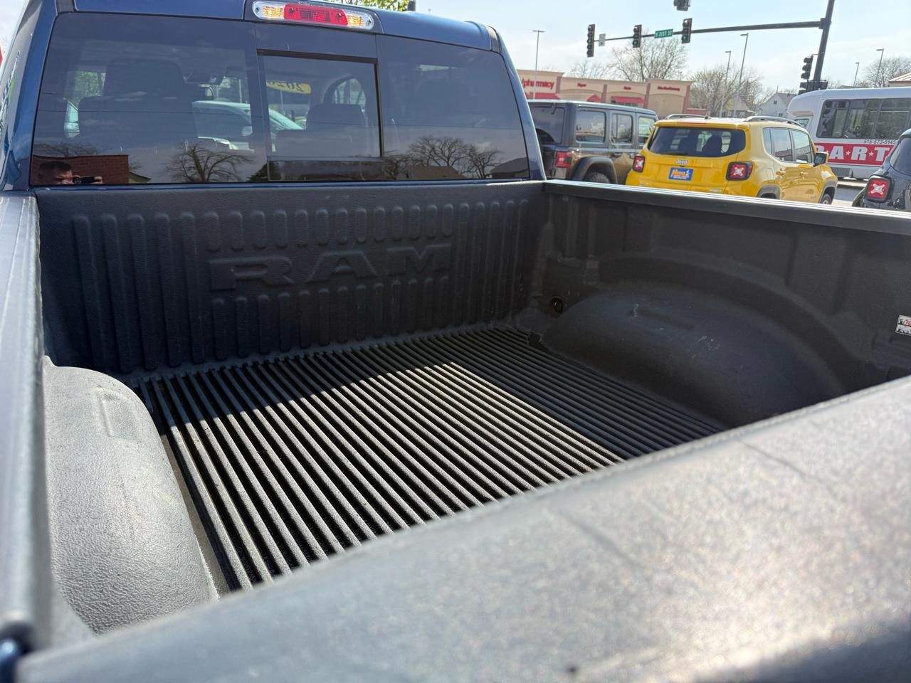 RAM 1500 Laramie 4x4 Crew Cab 5'7" Box 2020