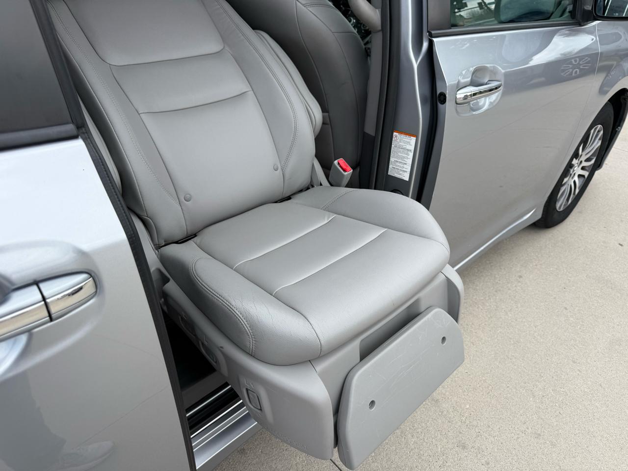 Toyota Sienna XLE Auto Access Seat FWD 7-Passenger (Natl) 2018
