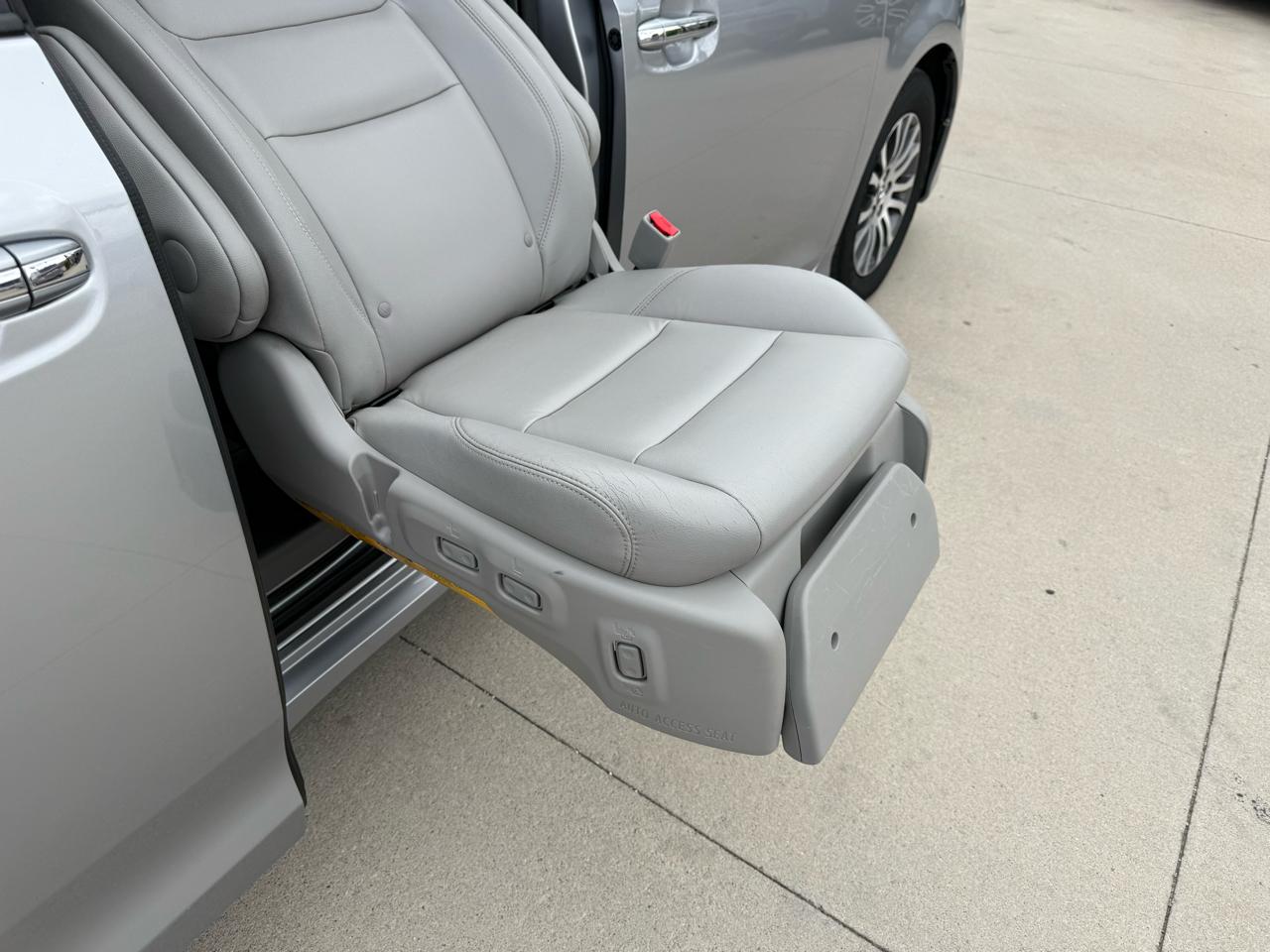 Toyota Sienna XLE Auto Access Seat FWD 7-Passenger (Natl) 2018
