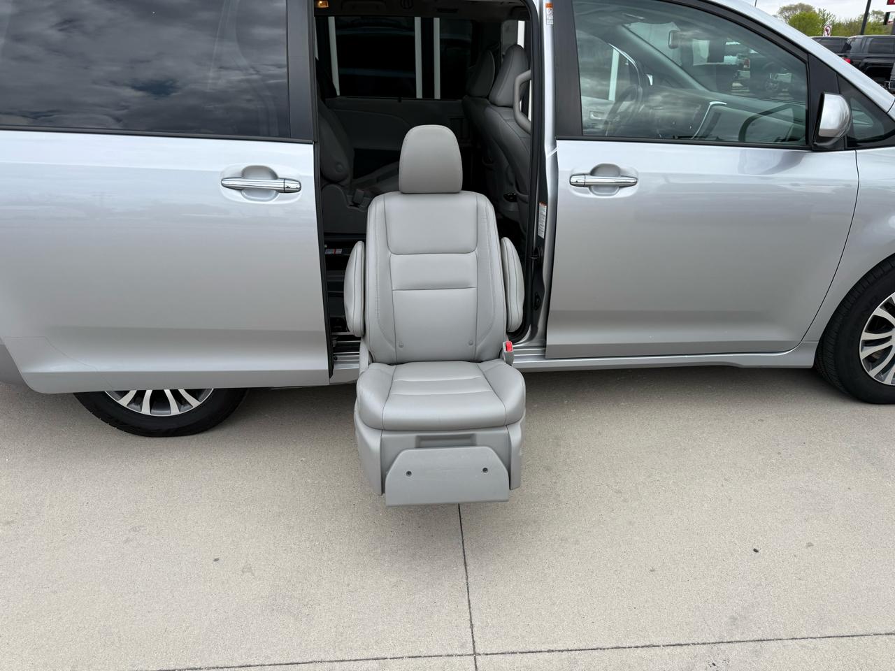 Toyota Sienna XLE Auto Access Seat FWD 7-Passenger (Natl) 2018