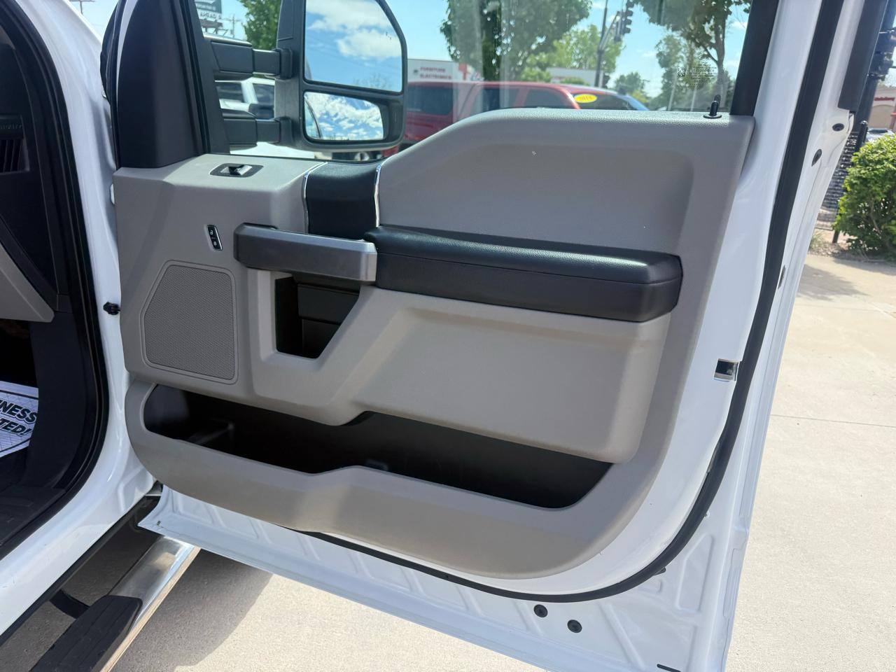 Ford Super Duty F-350 SRW XLT 4WD Crew Cab 8' Box 2022