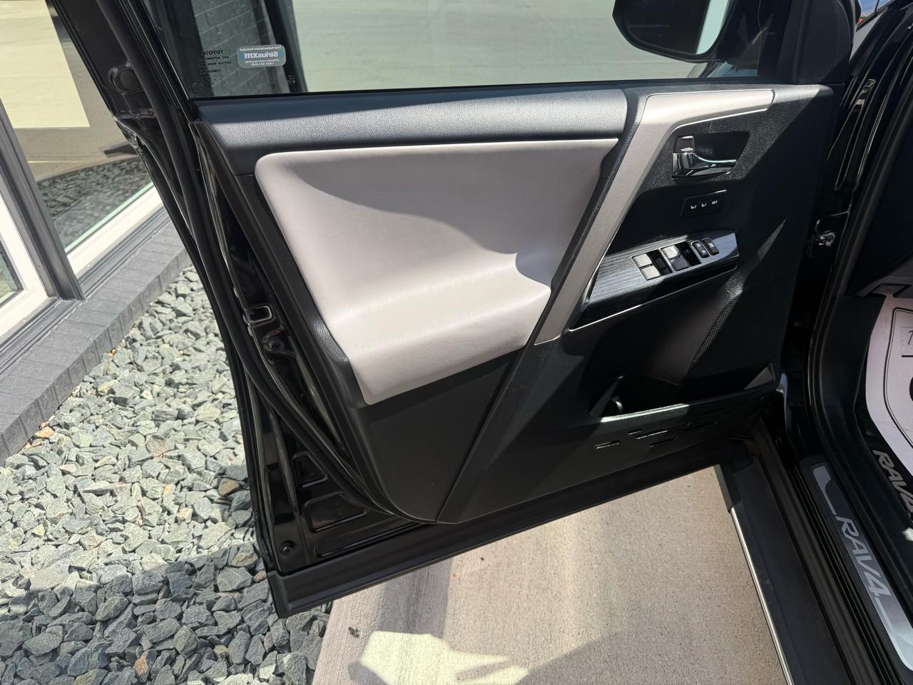 Toyota RAV4 Limited AWD (Natl) 2017